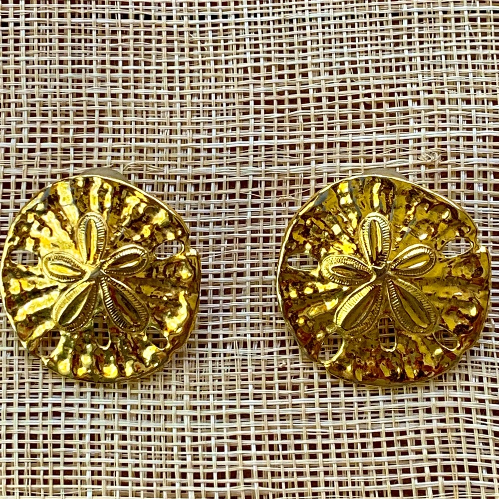 vintage gold tone sand dollar post earrings